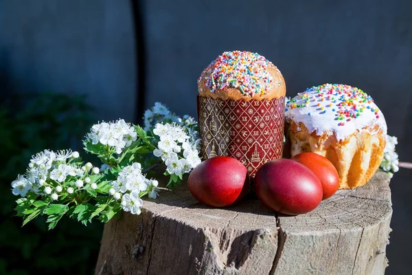 Bahçede Paskalya bahar Rus kek ve yumurta