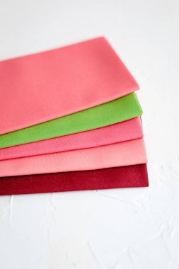 Beyaz üzerinde kırmızı zevkinizi kumaş grubu