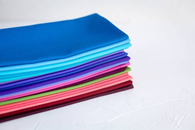 Beyaz üzerinde Twisted renkli kumaş bir grup