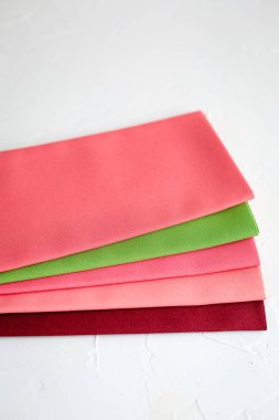 Beyaz üzerinde kırmızı zevkinizi kumaş grubu