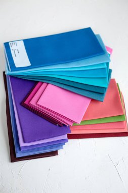 Beyaz üzerinde Twisted renkli kumaş bir grup