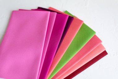 Beyaz üzerinde Twisted renkli kumaş bir grup