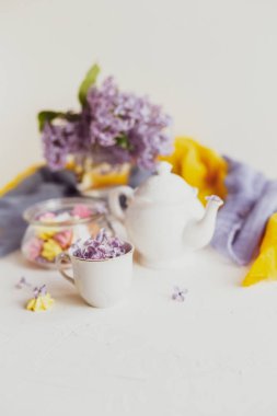 Mor bahar leylak çiçekler kahvaltı natürmort