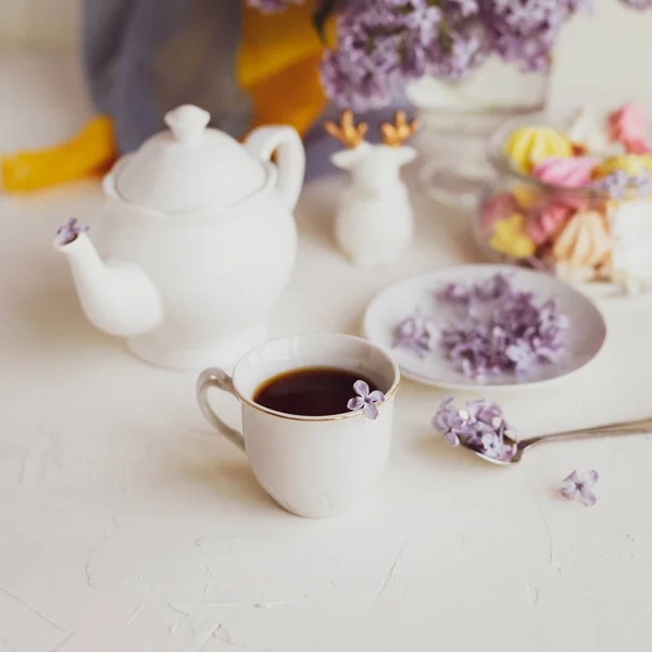 紫の春ライラックの花朝食静物 — ストック写真