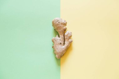 İki renkli arka plan üzerinde taze zencefil üst görünümü.