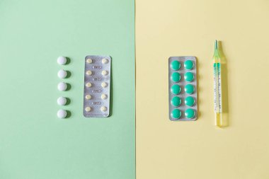 İki renkli kağıt arka planda bazı ilaçlar