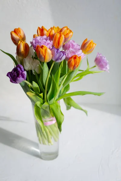 Güneşli bir günde renkli bahar lale bouquete — Stok fotoğraf