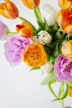 Güneşli bir günde renkli bahar lale bouquete