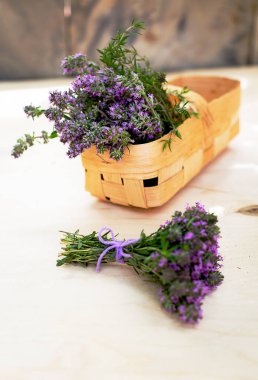 Bir sepette bahçeden taze kekme