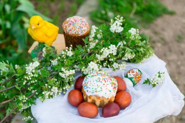 Bahçede Paskalya bahar Rus kek ve yumurta