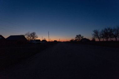Kırsal tarafta geç ilkbahar akşamı siluetleri