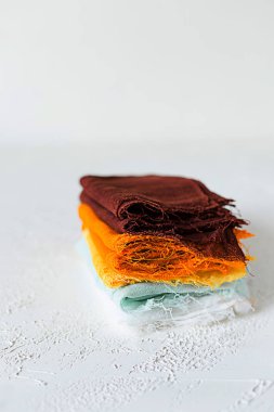 Beyaz arka planda renkli tekstil swatches kazık