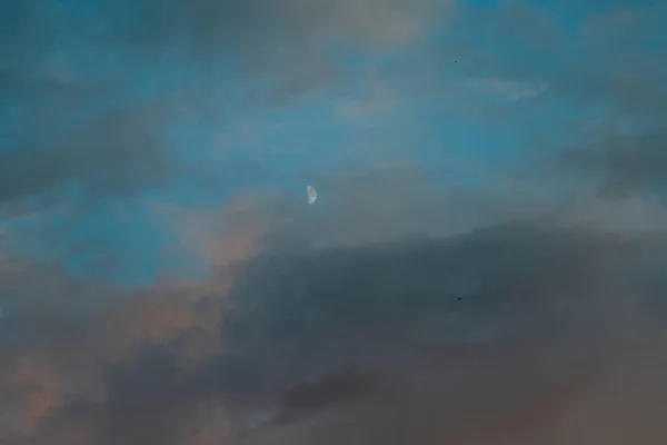 Вечернее яркое облачное небо на летнем закате — стоковое фото