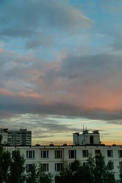 Städtische Gebäude im Frühsommer — Stockfoto