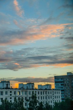 Yaz gecesi erken saatlerde şehir binaları