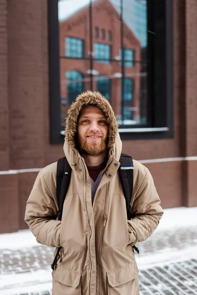 겨울 코트를 입은 젊은 수염 남자 — 스톡 사진