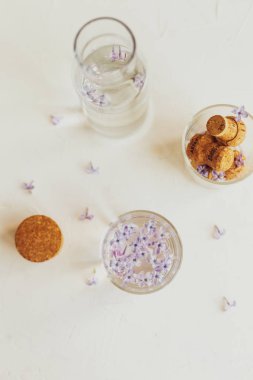 Su mor bahar leylak çiçekleri ile aşılanır 