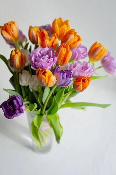 Güneşli bir günde renkli bahar lale bouquete