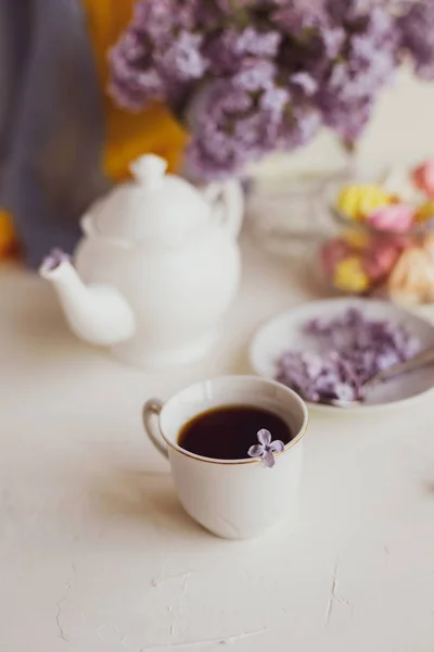 紫の春ライラックの花朝食静物 — ストック写真