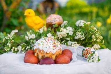 Bahçede Paskalya bahar Rus kek ve yumurta