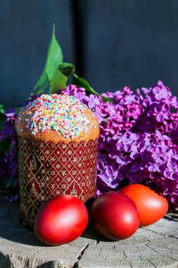 Bahçede Paskalya bahar Rus kek ve yumurta