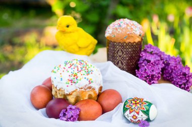Bahçede Paskalya bahar Rus kek ve yumurta