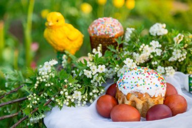 Bahçede Paskalya bahar Rus kek ve yumurta