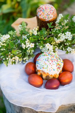 Bahçede Paskalya bahar Rus kek ve yumurta