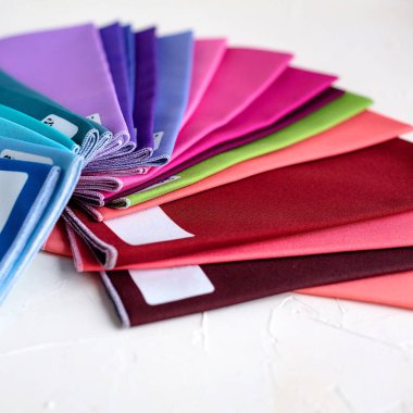 Beyaz üzerinde Twisted renkli kumaş bir grup