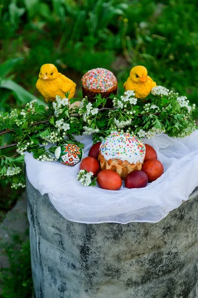 Osterfrühling russischer Kuchen und Eier im Garten lizenzfreie Stockfotos