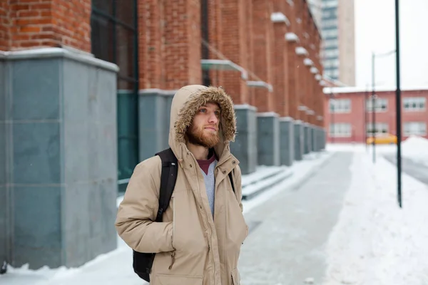 수염을 기고한 청년이 겨울 거리를 걷다 — 스톡 사진