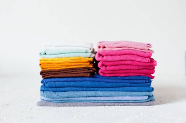 Beyaz arka planda renkli tekstil swatches kazık