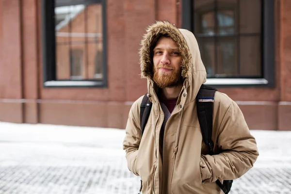 수염을 기고한 청년이 겨울 거리를 걷다 — 스톡 사진