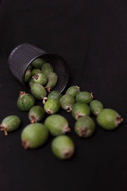 Siyah arka planda taze ve olgun yeşil Feijoa