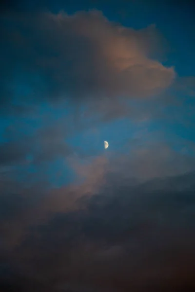 Вечірнє яскраве хмарне небо на літньому заході сонця — стокове фото