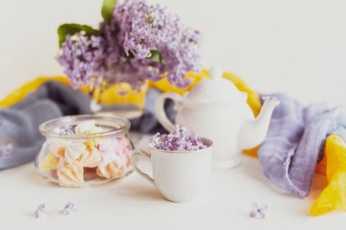 Mor bahar leylak çiçekler kahvaltı natürmort