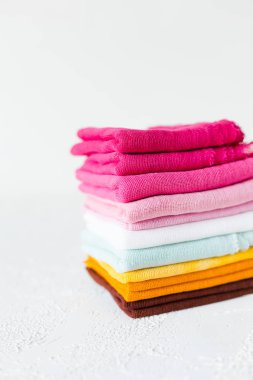 Beyaz arka planda renkli tekstil swatches kazık