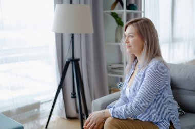 Rahat iç genç mutlu sarışın kadın