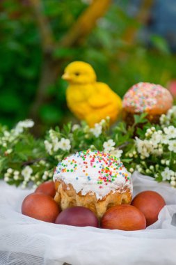 Bahçede Paskalya bahar Rus kek ve yumurta