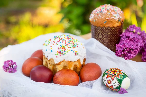 Bahçede Paskalya bahar Rus kek ve yumurta