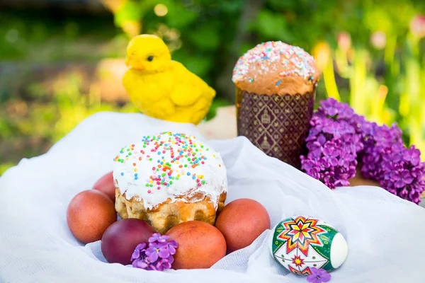 Bahçede Paskalya bahar Rus kek ve yumurta