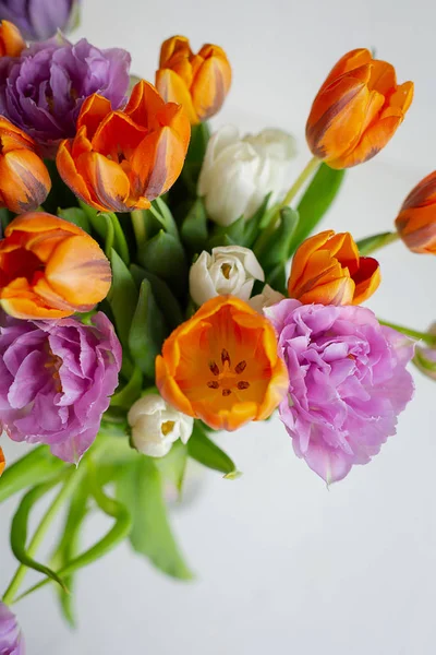 Güneşli bir günde renkli bahar lale bouquete