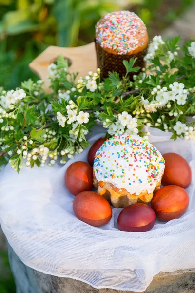 Bahçede Paskalya bahar Rus kek ve yumurta