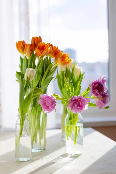 Dois vasos de tulipas de primavera na mesa Imagem De Stock