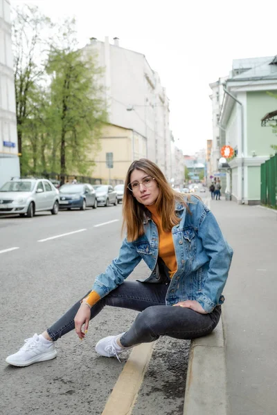 Sarışın kız şehir caddesinde yürüyor