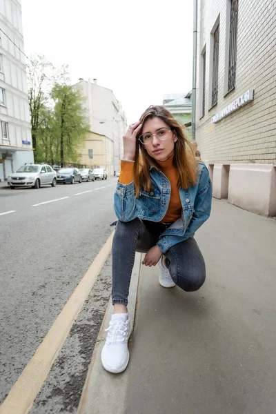 Sarışın kız şehir caddesinde yürüyor