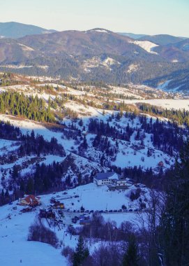 Dağdan Kayak Bankası ve teleferik için görüntüleyin. Karpat Dağları. Slavske