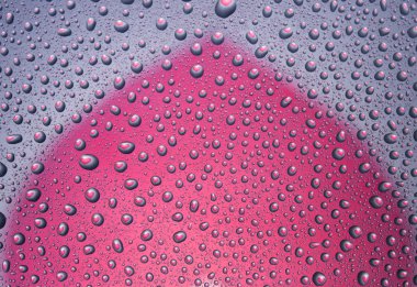 Su kalp şeklinde yansıması ile bırakır. aydınlık yüzey. Arka plan