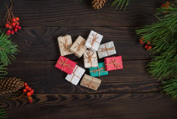 Cajas Multicolores Con Regalos Navidad Ramas Pino Una Superficie Madera — Foto de Stock