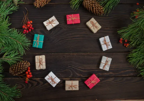 Cajas Multicolores Con Regalos Navidad Ramas Pino Una Superficie Madera — Foto de Stock